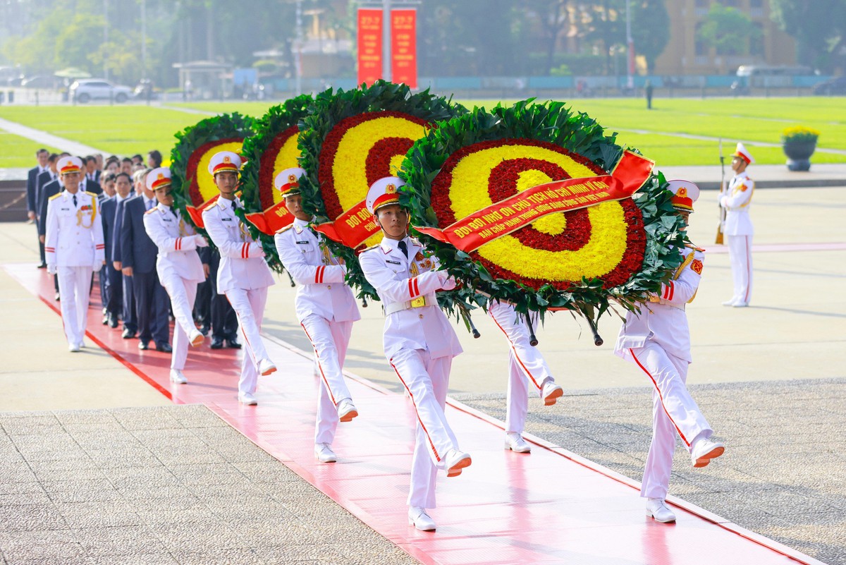 Lãnh đạo Đảng, Nhà nước viếng Chủ tịch Hồ Chí Minh, tưởng niệm Anh hùng liệt sĩ- Ảnh 3.