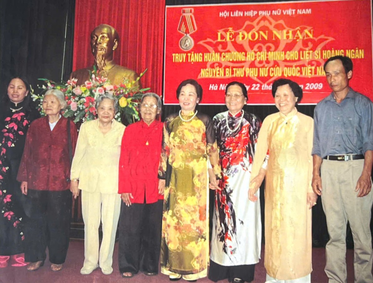 Báo Phụ nữ Việt Nam thắp hương, tưởng nhớ Anh hùng, liệt sĩ Hoàng Ngân- Ảnh 4.