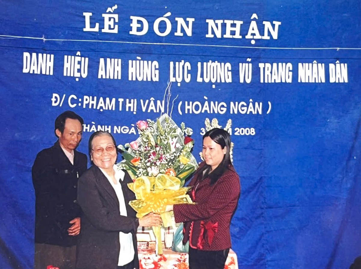 Báo Phụ nữ Việt Nam thắp hương, tưởng nhớ Anh hùng, liệt sĩ Hoàng Ngân- Ảnh 3.