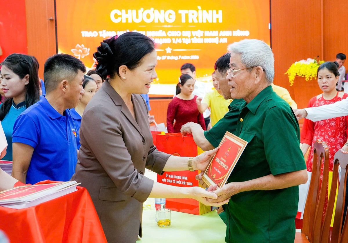 Trao tặng 60 căn nhà đủ nội thất cho Mẹ Việt Nam Anh hùng và thương binh nặng- Ảnh 3.