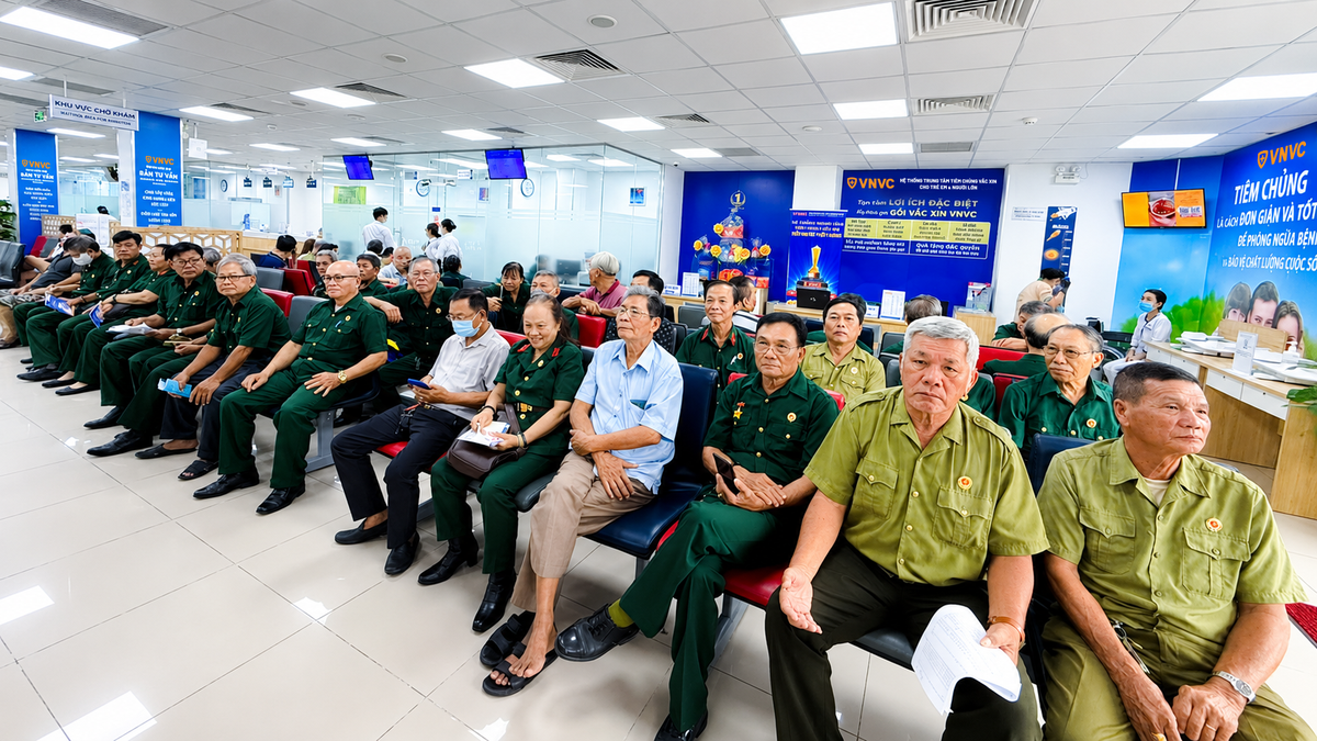  Trao tặng 10.000 liều vaccine cúm tri ân Mẹ Việt Nam anh hùng, thương bệnh binh - Ảnh 1.