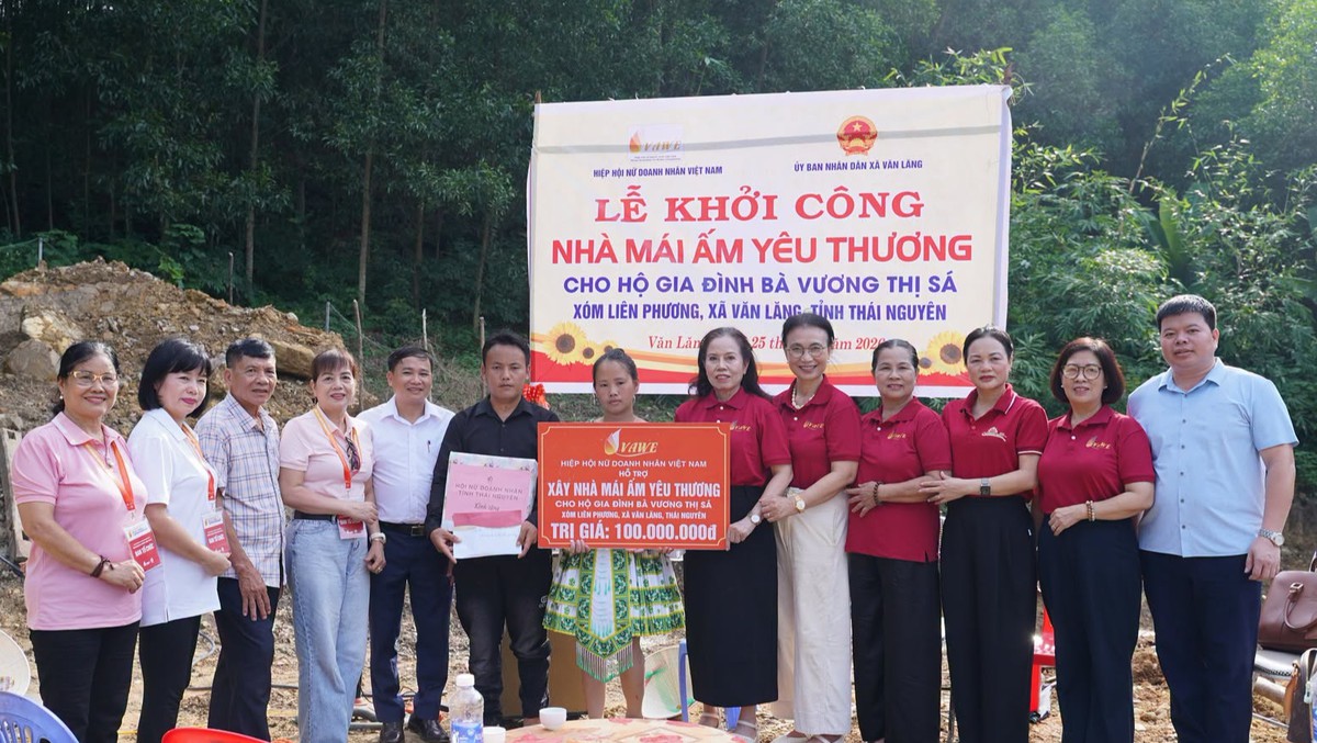 Hiệp hội Nữ doanh nhân Việt Nam trao 2 "Mái ấm yêu thương" và tri ân cựu thanh niên xung phong - Ảnh 4.