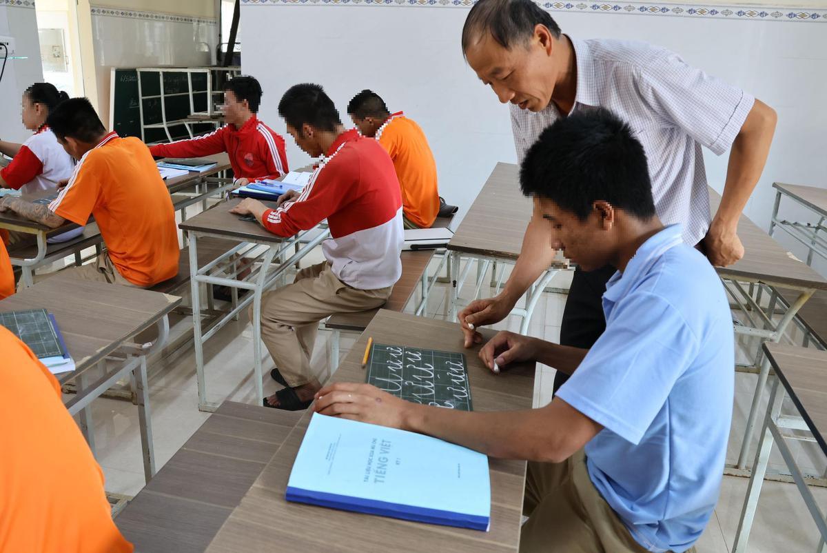 Sửa Pháp lệnh cai nghiện - Bài 3: Đừng để định kiến tước đi tương lai của trẻ- Ảnh 2.