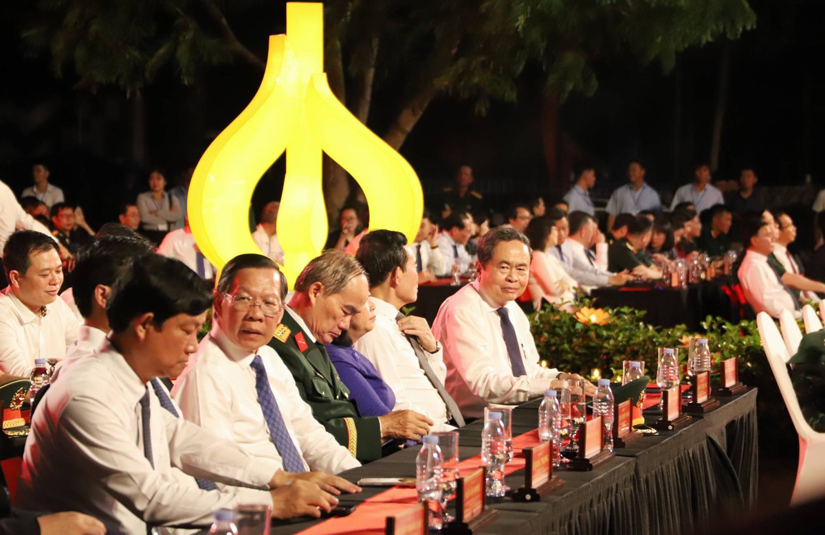 Trao di vật liệt sĩ Huỳnh Văn Quên tìm thấy ở Công viên Lê Thị Riêng cho thân nhân - Ảnh 1.