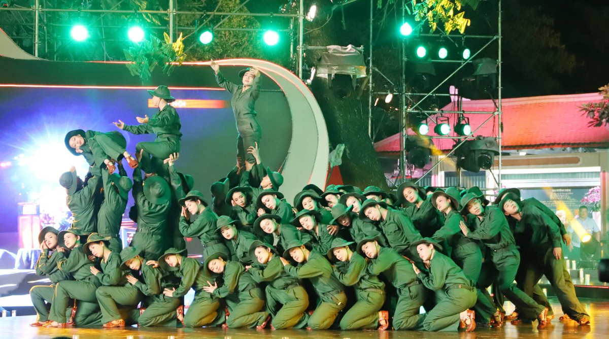 Trao di vật liệt sĩ Huỳnh Văn Quên tìm thấy ở Công viên Lê Thị Riêng cho thân nhân - Ảnh 9.