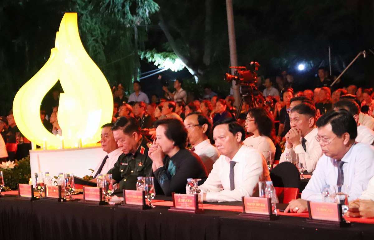 Trao di vật liệt sĩ Huỳnh Văn Quên tìm thấy ở Công viên Lê Thị Riêng cho thân nhân - Ảnh 2.