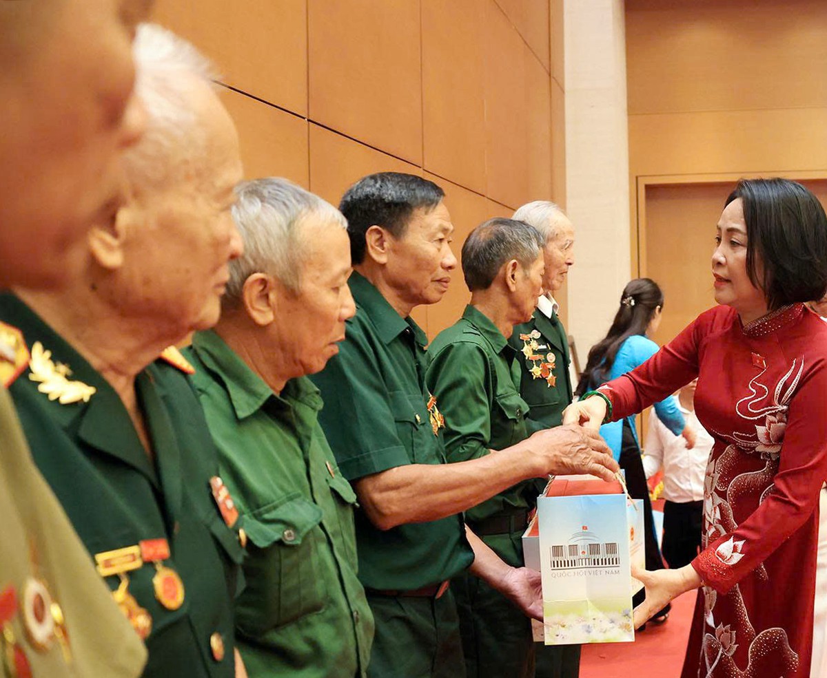 Phó Chủ tịch Quốc hội Nguyễn Thị Thanh gặp mặt Mẹ Việt Nam Anh hùng, người có công tiêu biểu - Ảnh 2.