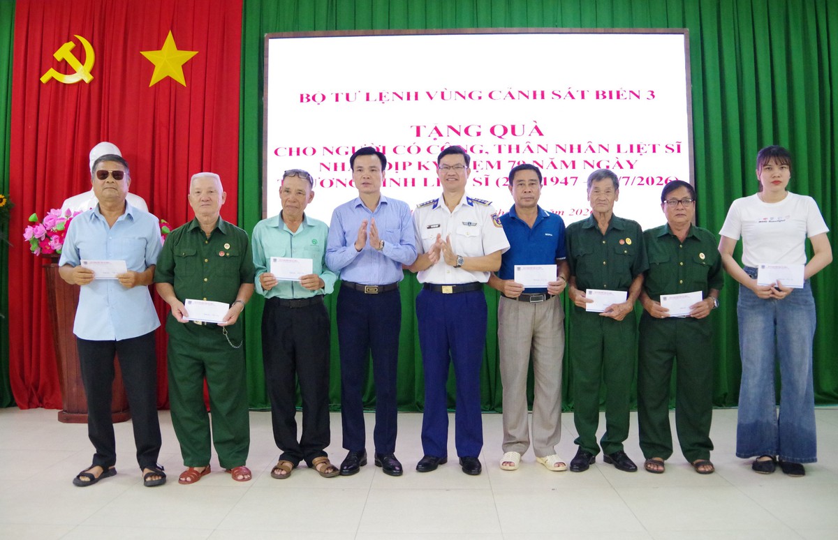 Bộ Tư lệnh Vùng Cảnh sát biển 3 trao 80 suất quà tặng các đối tượng chính sách, người có công- Ảnh 2.