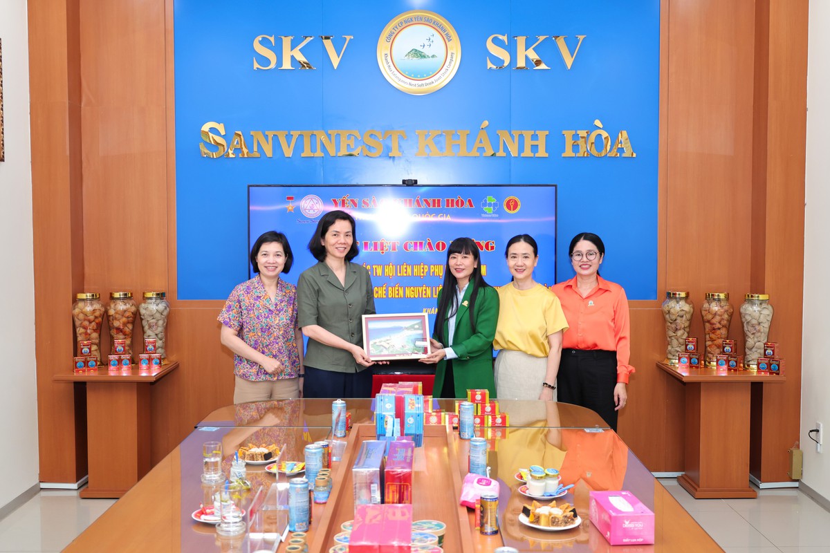 Phó Chủ tịch Hội LHPN Việt Nam Nguyễn Thị Minh Hương thăm và làm việc tại Công ty Yến sào Khánh Hòa- Ảnh 1.