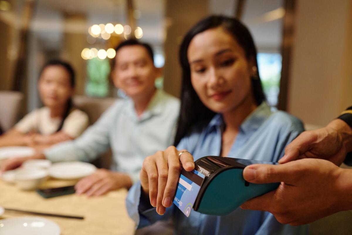 Thẻ vẫn trong ví, tài khoản vẫn có nguy cơ mất tiền: Cảnh báo thủ đoạn tráo chip - Ảnh 3.