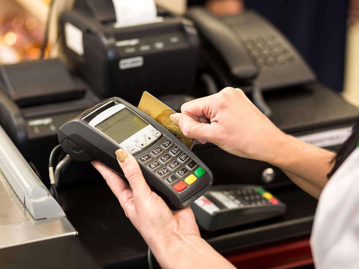 Thẻ vẫn trong ví, tài khoản vẫn có nguy cơ mất tiền: Cảnh báo thủ đoạn tráo chip - Ảnh 1.