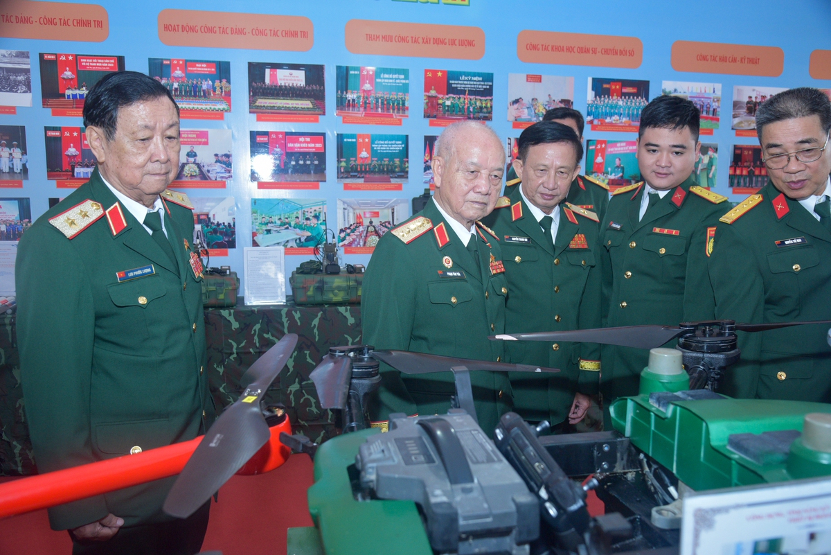 Bộ Tham mưu Quân khu 9 đón nhận Huân chương Bảo vệ Tổ quốc hạng Nhất - Ảnh 2.