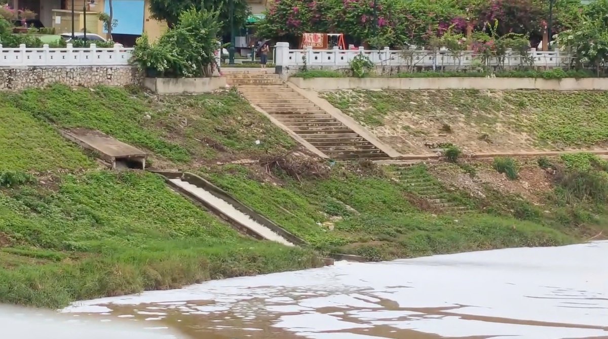 Vì sao sông Kỳ Cùng bỗng nổi bọt trắng bất thường ? - Ảnh 2.