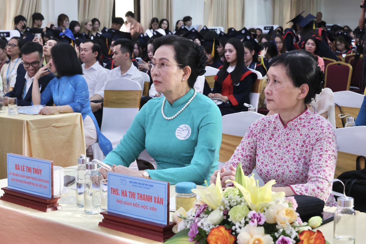 Chủ tịch Hội LHPN Việt Nam Lê Thị Thủy trao bằng tốt nghiệp cho các tân cử nhân Học viện Phụ nữ Việt Nam - Ảnh 1.