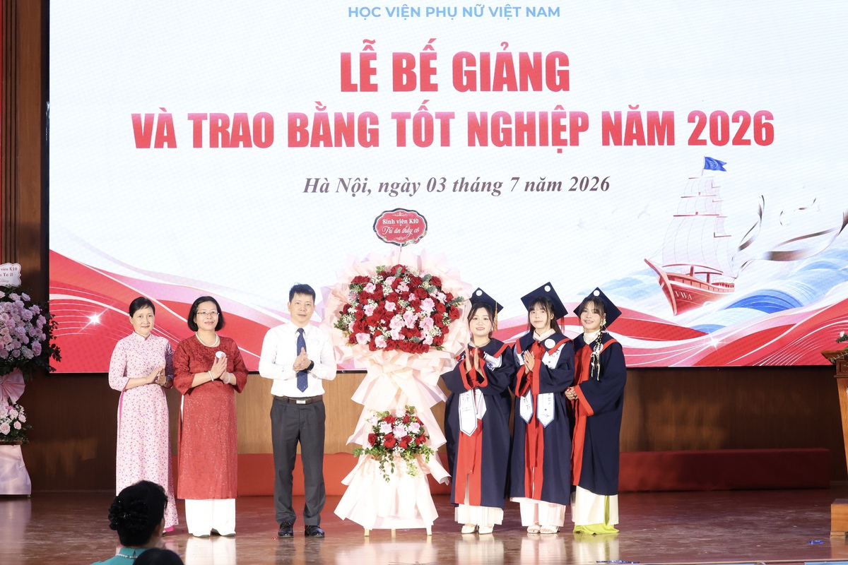 Chủ tịch Hội LHPN Việt Nam Lê Thị Thủy trao bằng tốt nghiệp cho các tân cử nhân Học viện Phụ nữ Việt Nam - Ảnh 6.