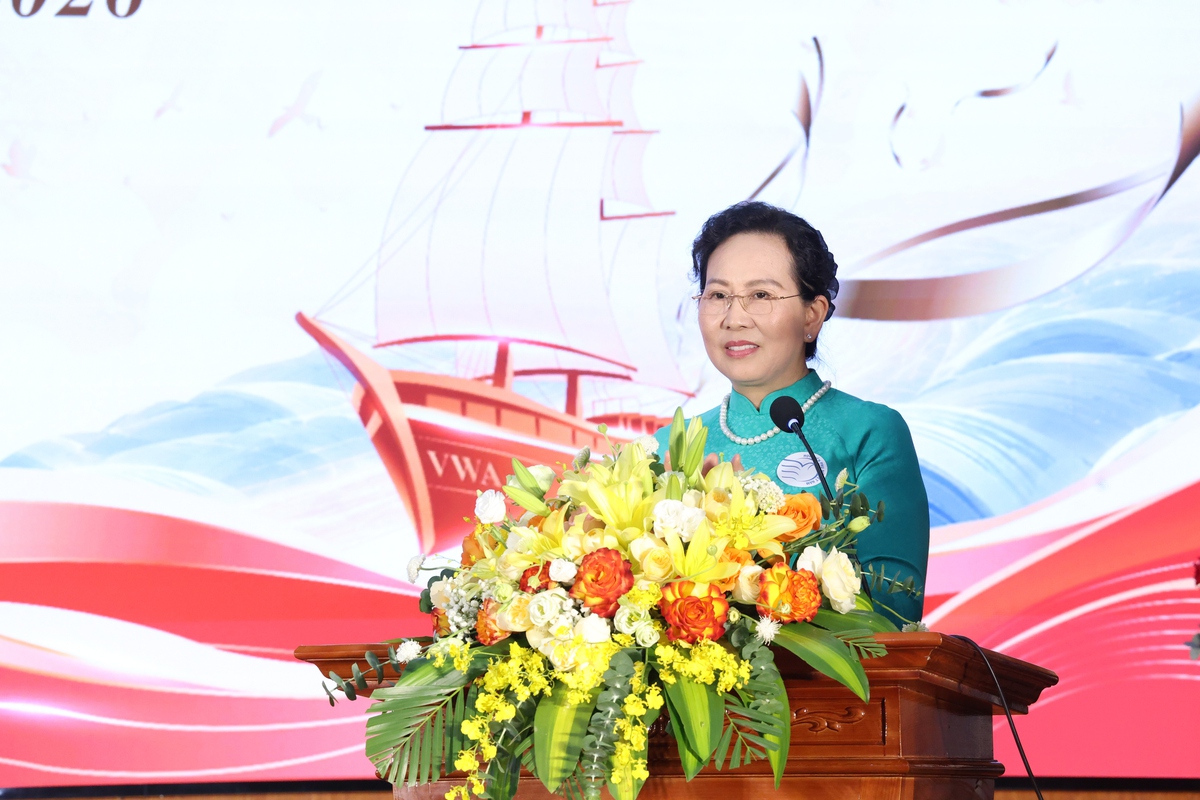 Chủ tịch Hội LHPN Việt Nam Lê Thị Thủy trao bằng tốt nghiệp cho các tân cử nhân Học viện Phụ nữ Việt Nam - Ảnh 2.
