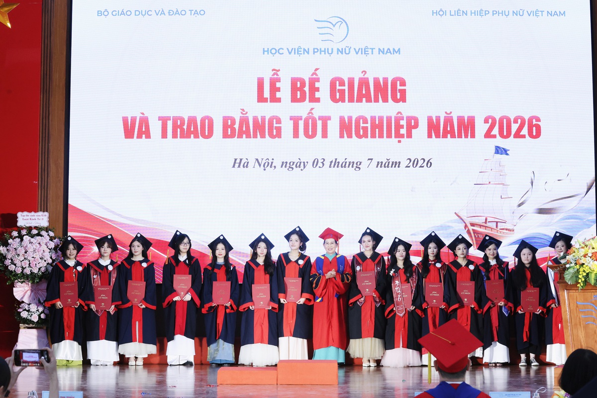Chủ tịch Hội LHPN Việt Nam Lê Thị Thủy trao bằng tốt nghiệp cho các tân cử nhân Học viện Phụ nữ Việt Nam - Ảnh 3.