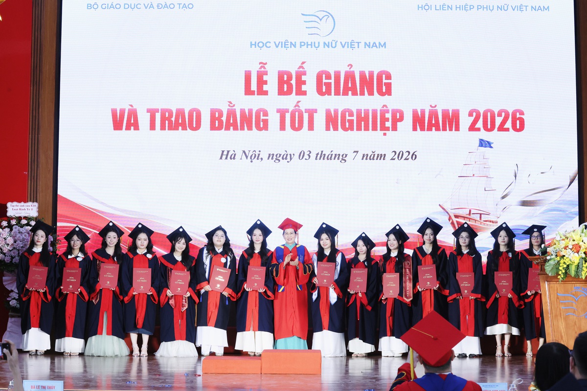Chủ tịch Hội LHPN Việt Nam Lê Thị Thủy trao bằng tốt nghiệp cho các tân cử nhân Học viện Phụ nữ Việt Nam - Ảnh 4.
