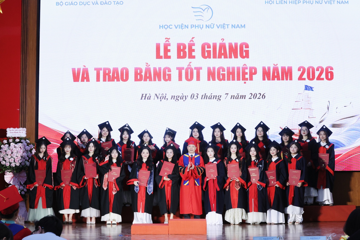 Chủ tịch Hội LHPN Việt Nam Lê Thị Thủy trao bằng tốt nghiệp cho các tân cử nhân Học viện Phụ nữ Việt Nam - Ảnh 5.
