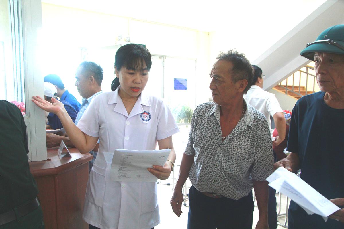 Chính sách đãi ngộ mở lối giữ chân nhân lực y tế cơ sở - Ảnh 1.
