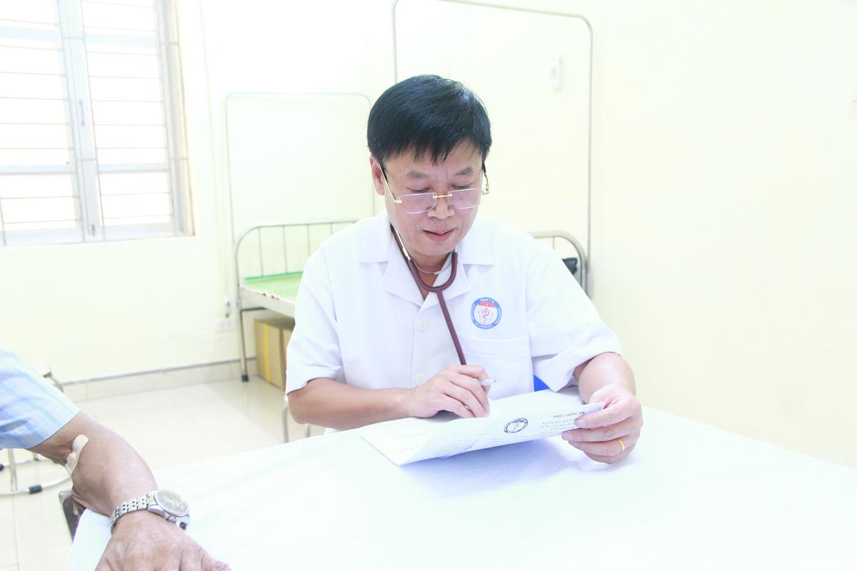 Chính sách đãi ngộ mở lối giữ chân nhân lực y tế cơ sở - Ảnh 2.