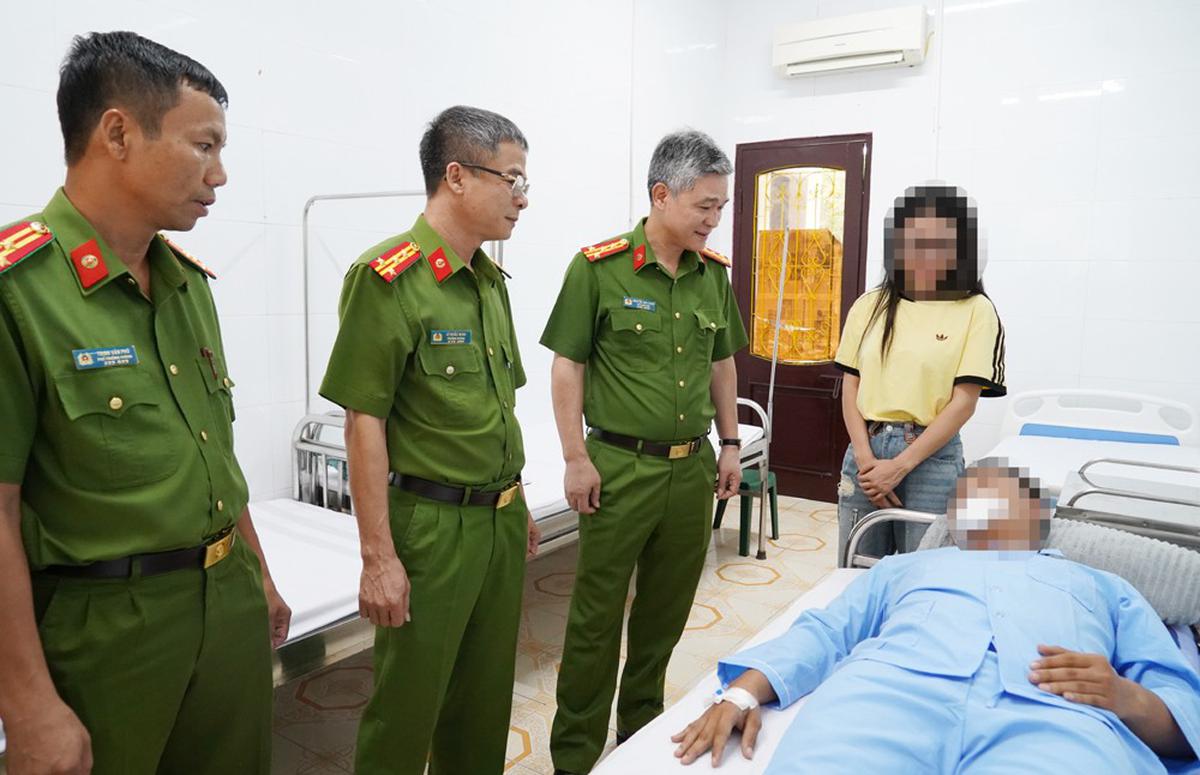 Thiếu tá Công an bị khâu gần 40 mũi khi bắt đối tượng ma túy - Ảnh 1.