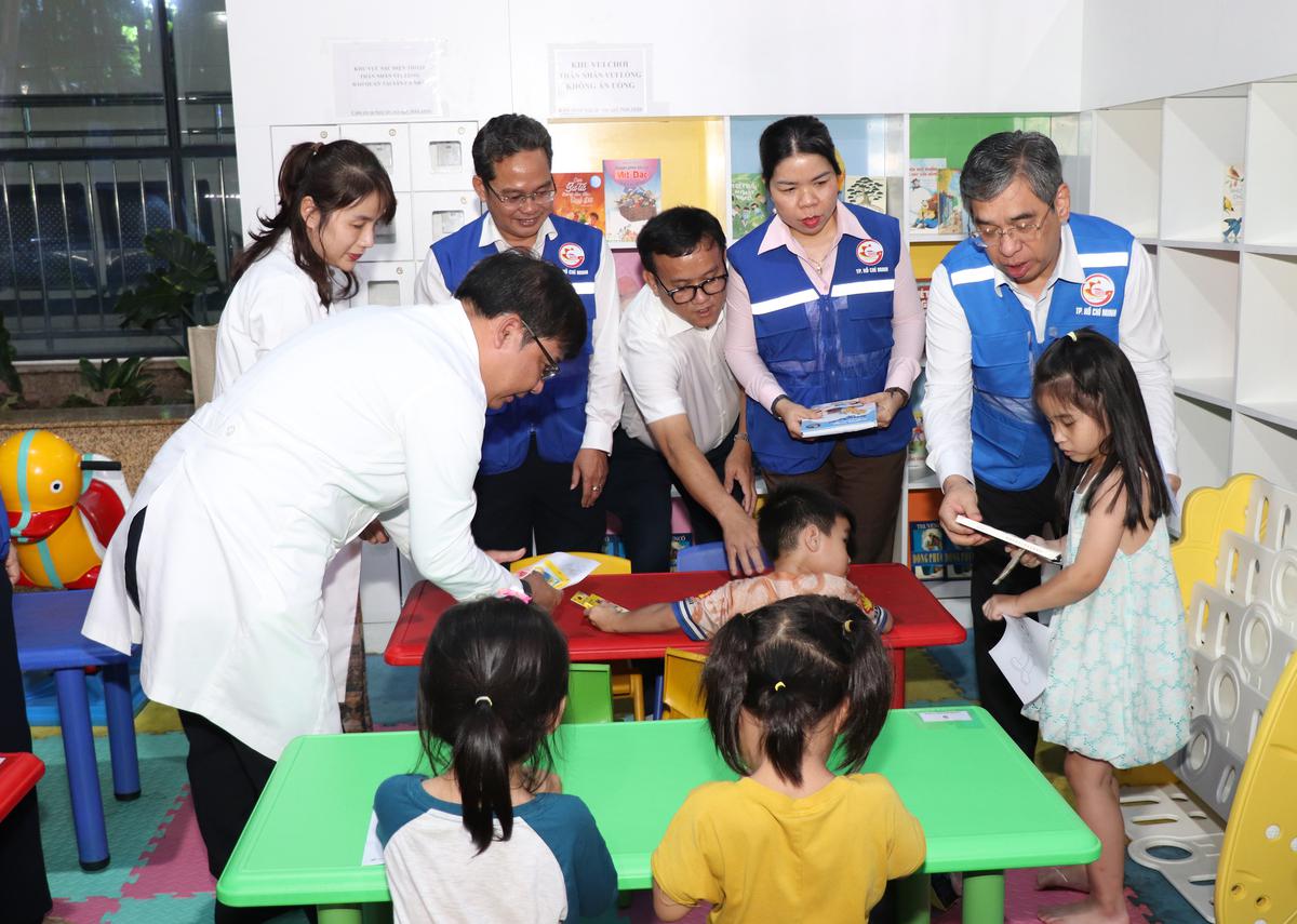 Hội LHPN TPHCM chăm lo 117 trẻ em mắc bệnh hiểm nghèo- Ảnh 1.