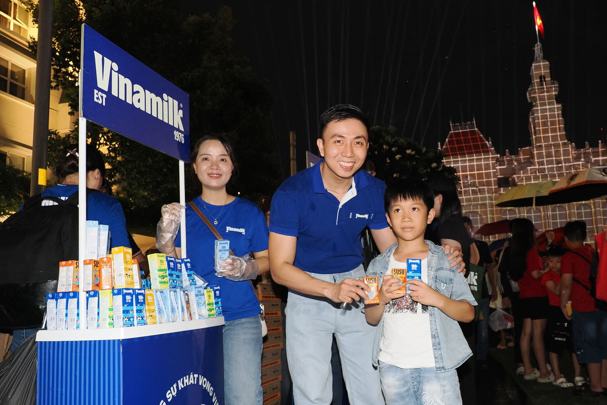 Vinamilk hòa cùng niềm vui của người dân mừng 50 năm thành phố Sài Gòn-Gia Định mang tên Bác- Ảnh 2.
