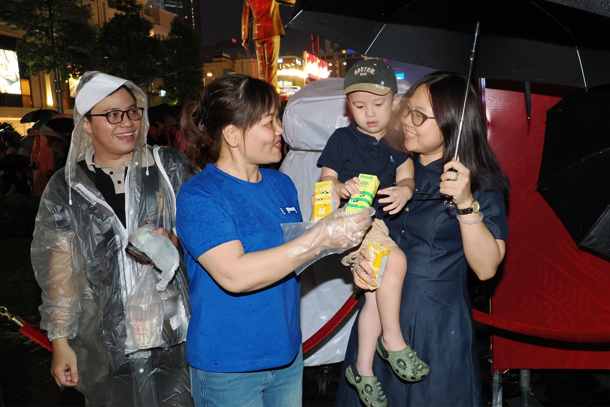 Vinamilk hòa cùng niềm vui của người dân mừng 50 năm thành phố Sài Gòn-Gia Định mang tên Bác- Ảnh 3.