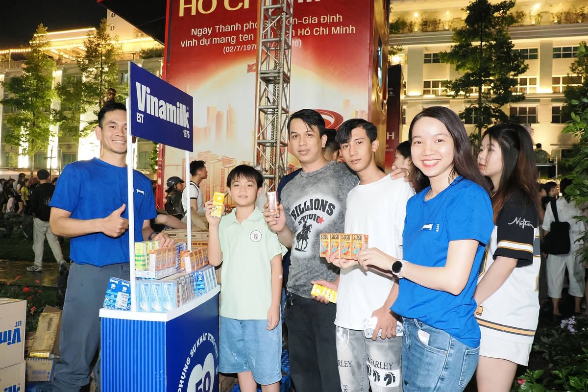 Vinamilk hòa cùng niềm vui của người dân mừng 50 năm thành phố Sài Gòn-Gia Định mang tên Bác- Ảnh 6.