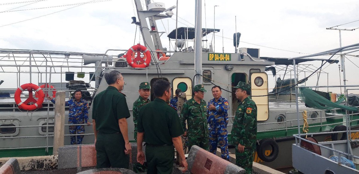 Bộ đội Biên phòng Ninh Bình triển khai "4 tại chỗ" ứng phó bão số 1- Ảnh 1.