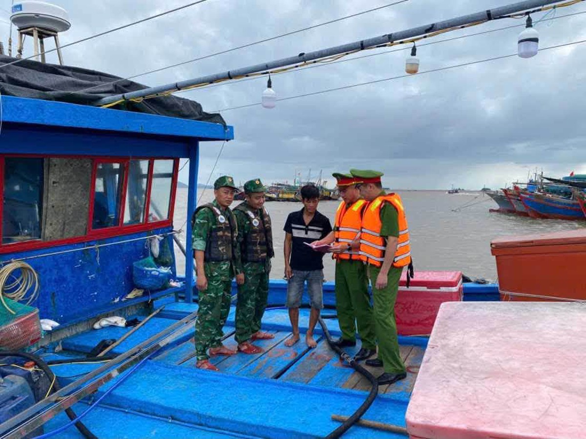 Quảng Ninh: Các lực lượng trực 24/24, sẵn sàng các phương án trước giờ bão số 1 đổ bộ- Ảnh 1.