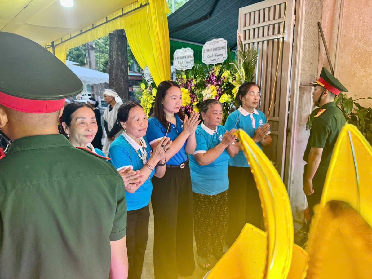 Hội LHPN tỉnh Thanh Hóa viếng Anh hùng Ngô Thị Tuyển- Ảnh 2.