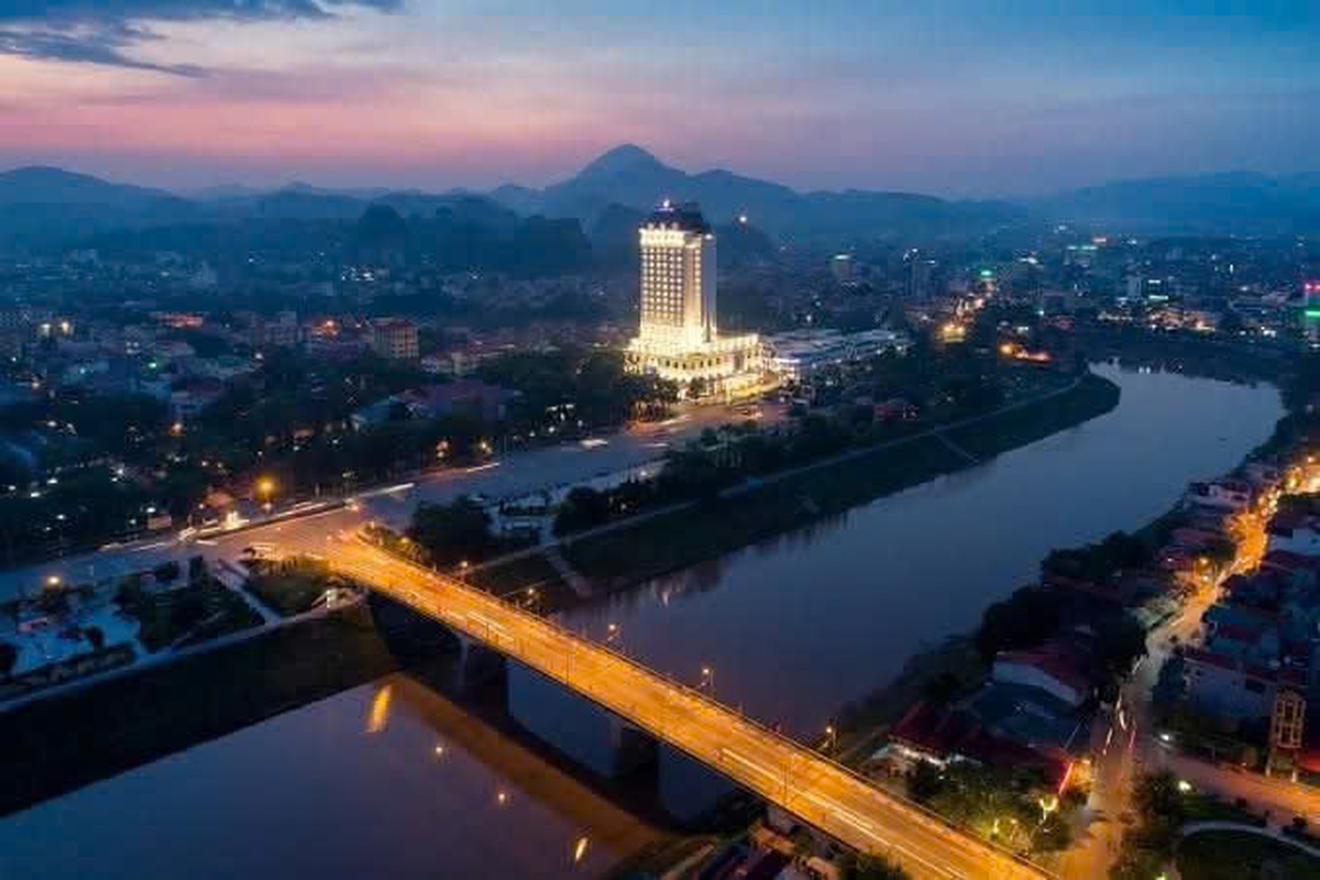 Lạng Sơn thí điểm phố đi bộ đêm trên đường Hùng Vương từ ngày 11/7 - Ảnh 1.