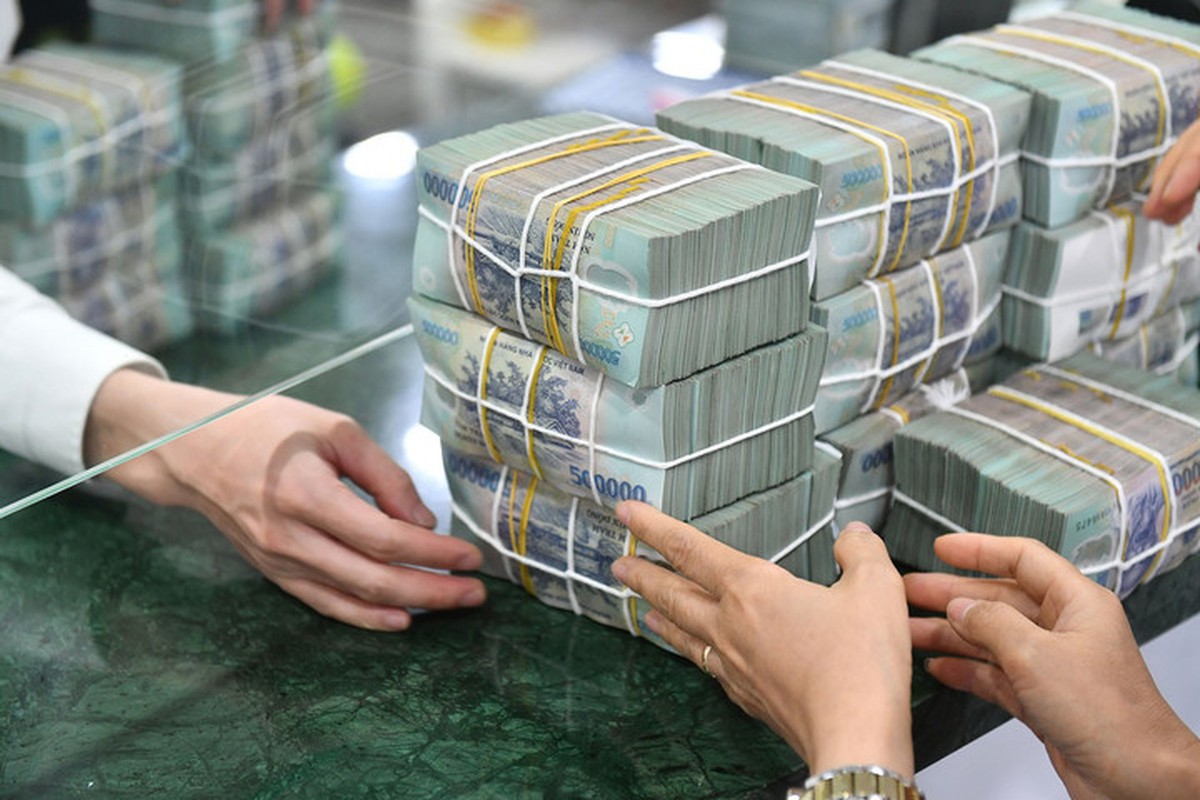 Lãi suất hạ nhiệt nhưng vẫn cao: Người gửi tiền hưởng lợi, người vay tiếp tục chịu áp lực- Ảnh 1.