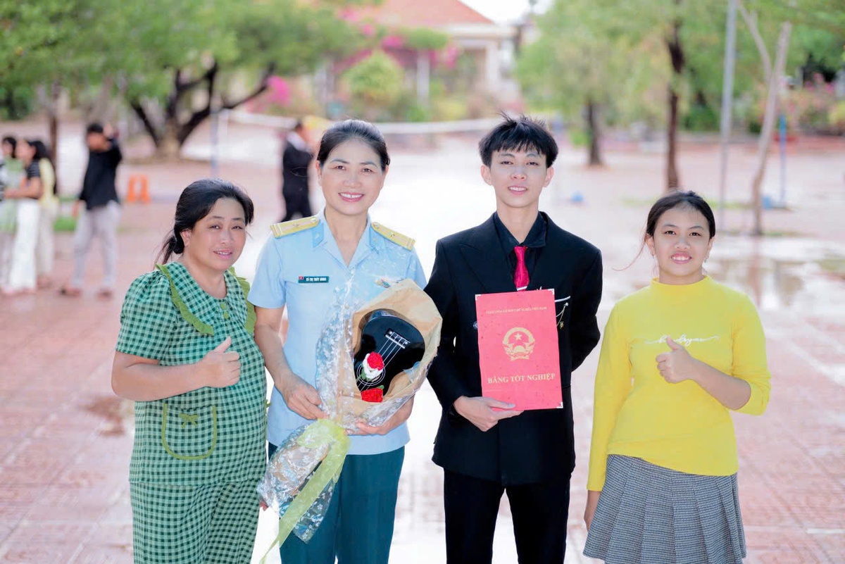"Nâng bước em đến trường" - niềm tin được vun đắp từ người lính canh trời- Ảnh 2.
