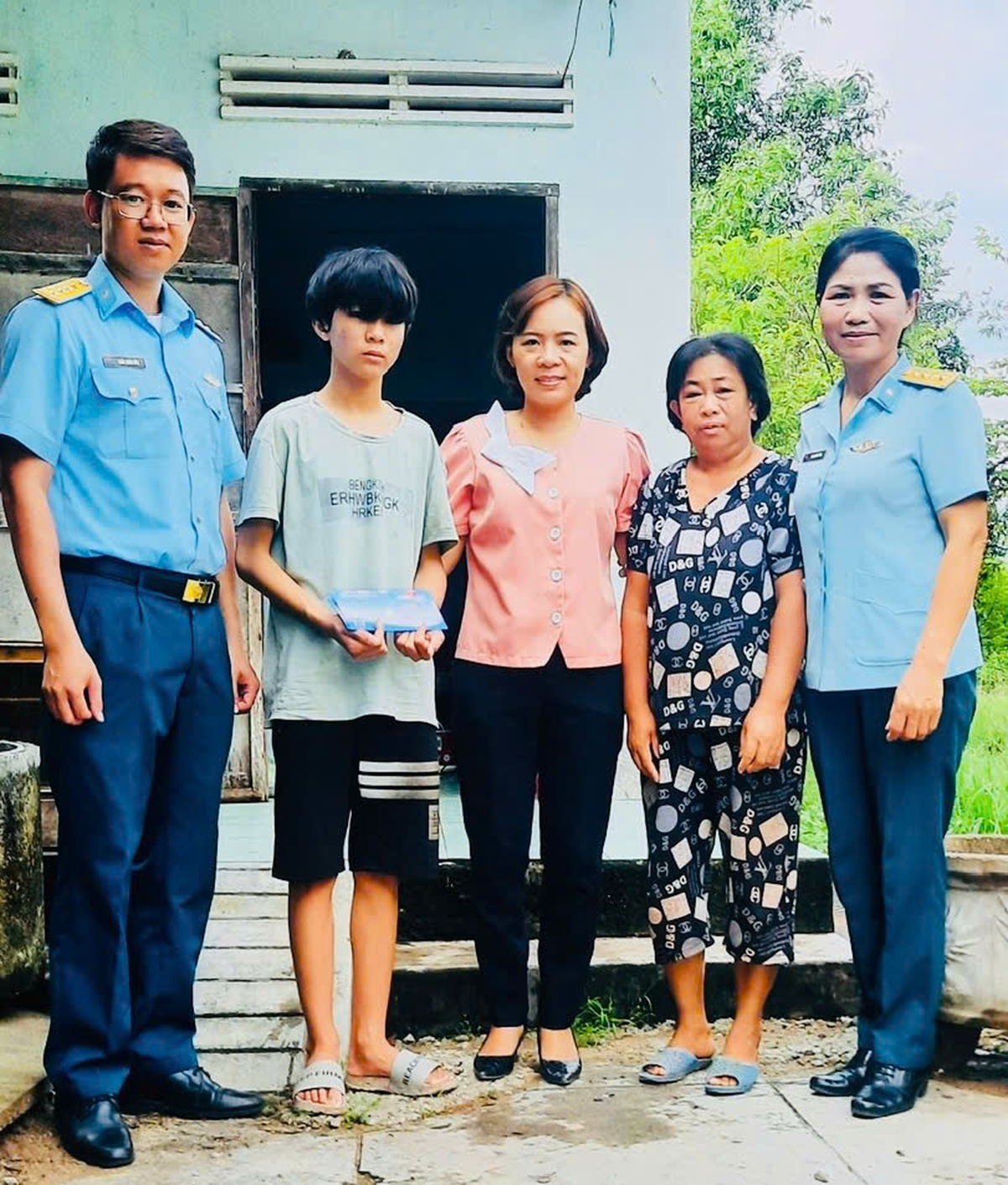 "Nâng bước em đến trường" - niềm tin được vun đắp từ người lính canh trời- Ảnh 1.