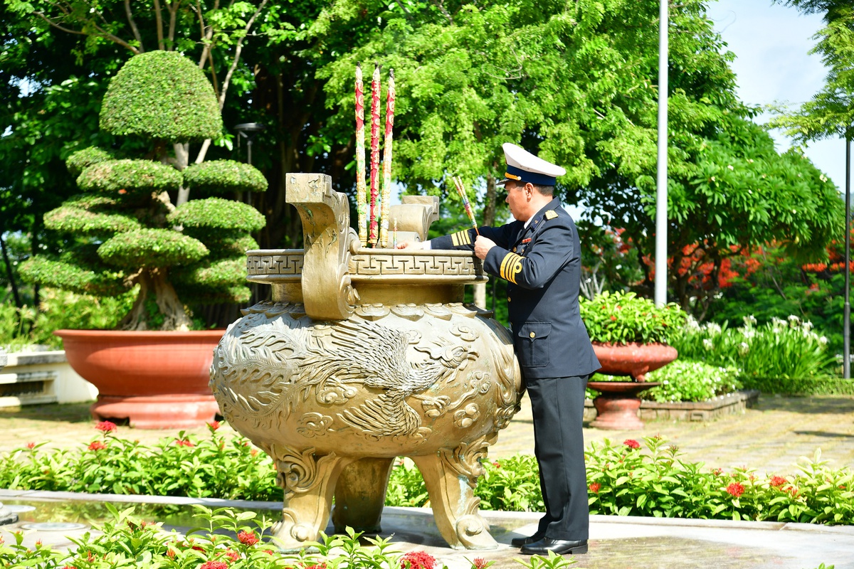 Lữ đoàn 171 Hải quân dâng hương tưởng niệm các Anh hùng Liệt sĩ- Ảnh 1.