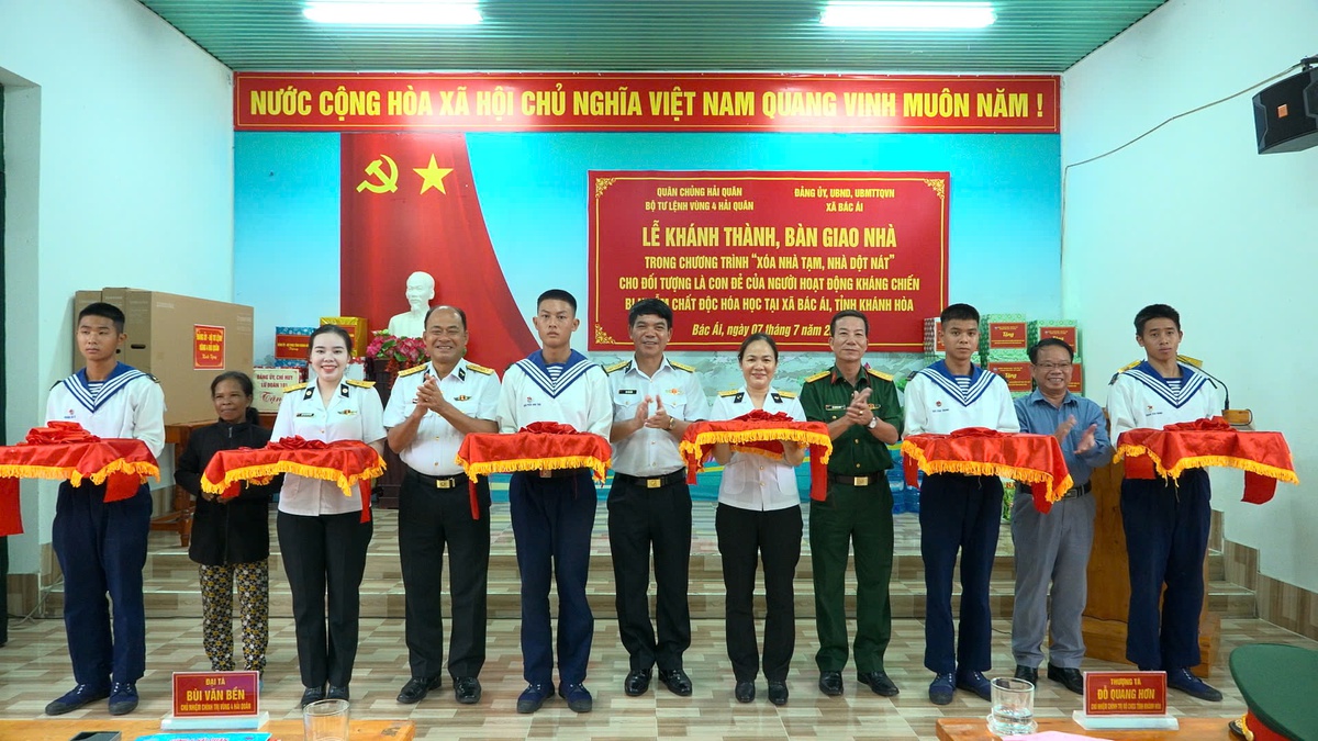 Vùng 4 Hải quân giúp 4 gia đình chính sách xóa nhà tạm, nhà dột nát- Ảnh 1.