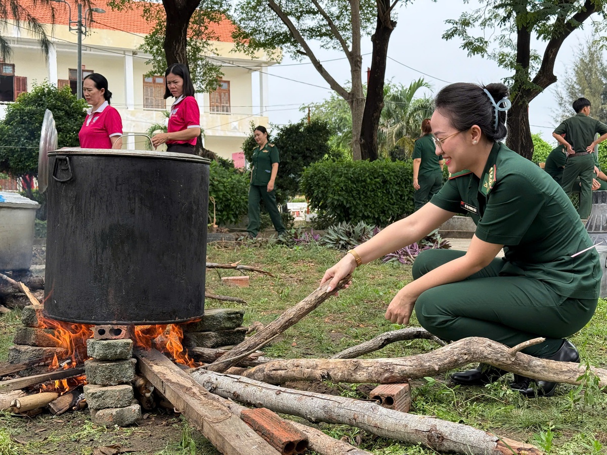 Nữ quân nhân quân hàm xanh lớn lên từ những câu chuyện kháng chiến của ông- Ảnh 2.