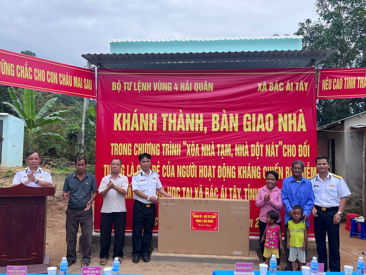 Vùng 4 Hải quân giúp 4 gia đình chính sách xóa nhà tạm, nhà dột nát- Ảnh 2.