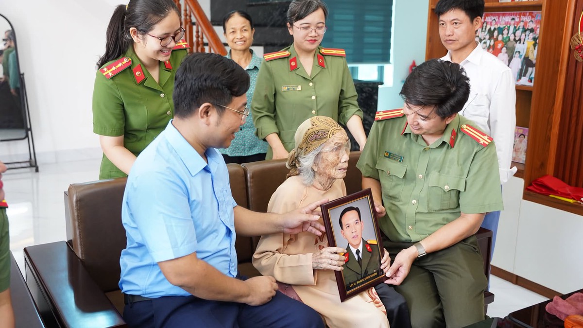 Xúc động với "Hành trình tri ân - Phủ màu di ảnh liệt sĩ"- Ảnh 2.