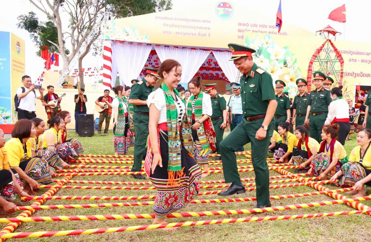 Lan tỏa tình đoàn kết, hữu nghị đặc biệt giữa quân đội hai nước Việt Nam - Lào - Ảnh 1.