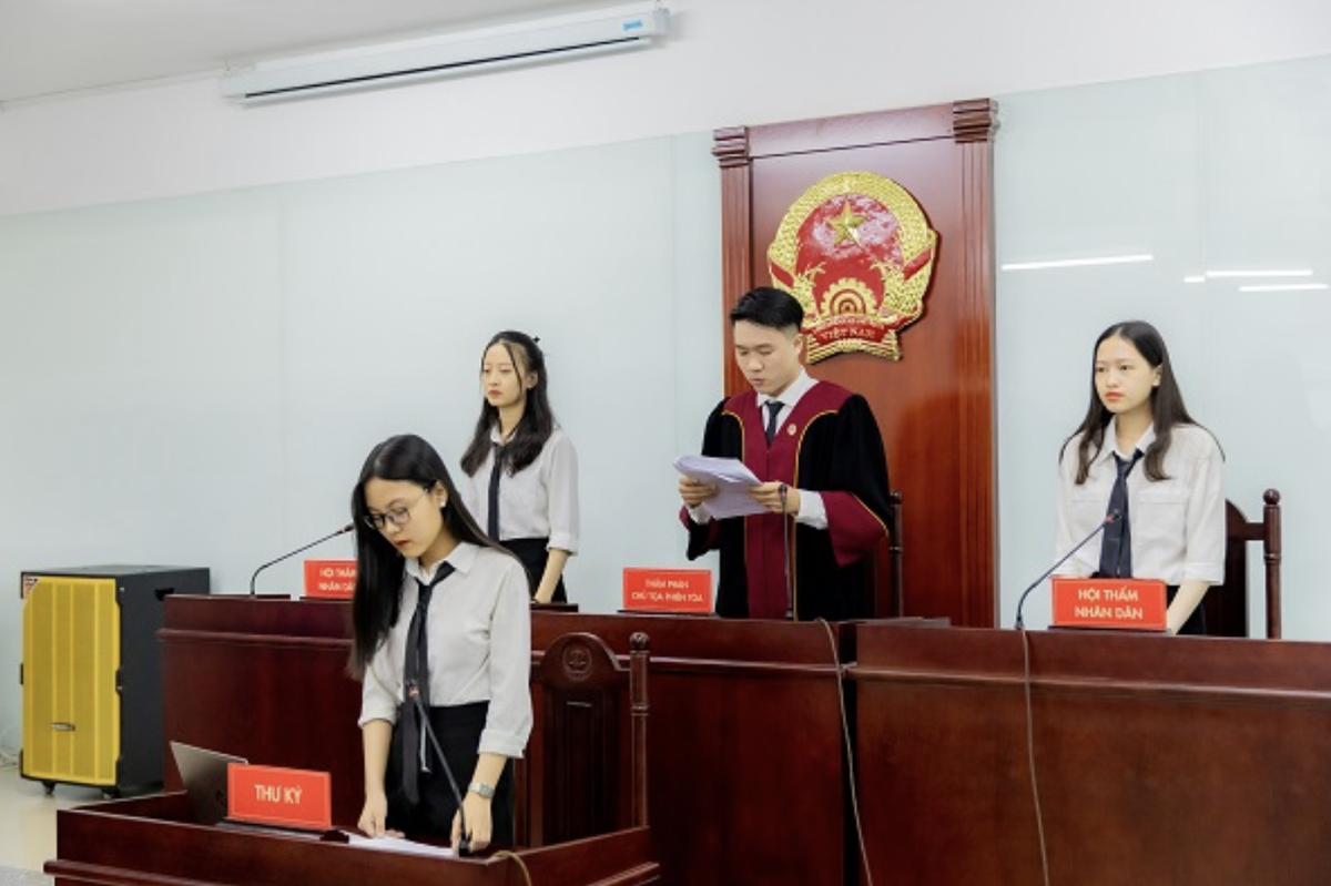 Bộ GD&ĐT công bố điểm sàn nhóm ngành luật năm 2026- Ảnh 1.