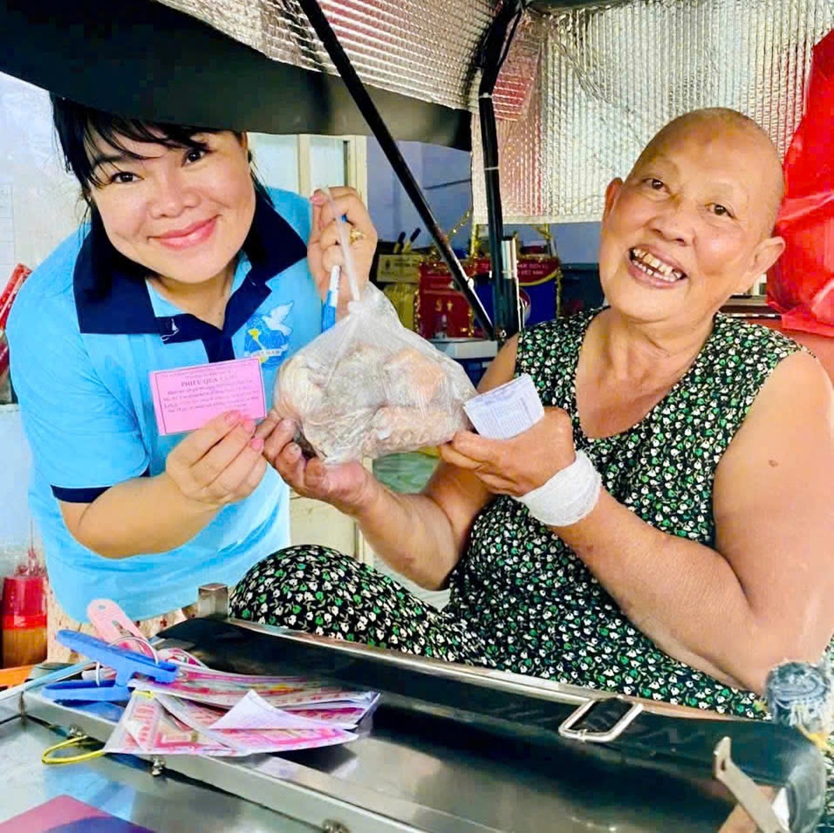 Những thế hệ phụ nữ trong 50 năm Thành phố mang tên Bác - Bài 2: Chung tay xây dựng thành phố nghĩa tình - Ảnh 3.