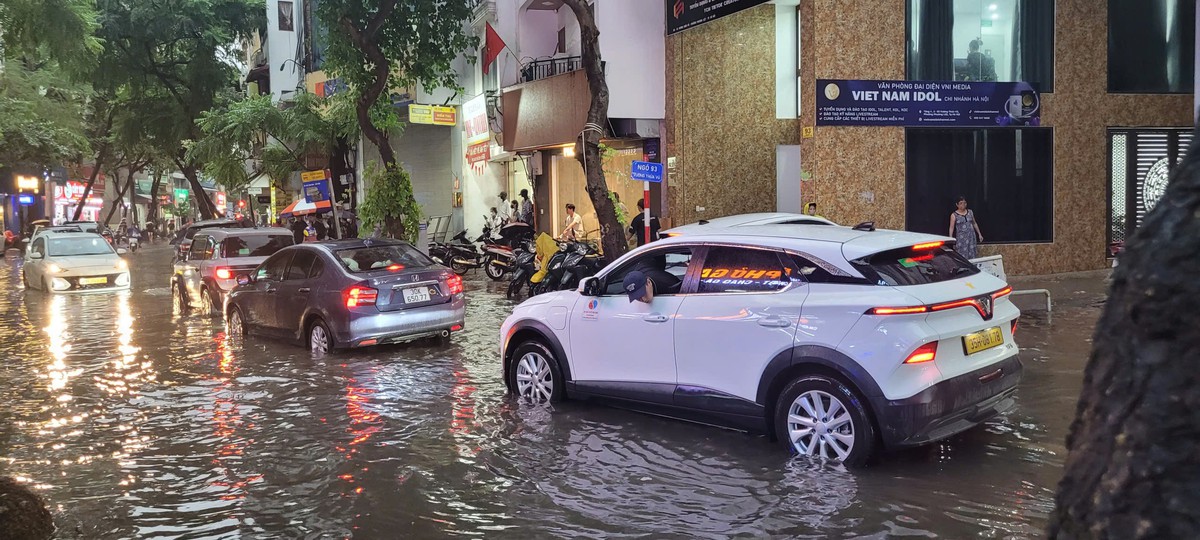 Mưa lớn bất ngờ trút xuống Hà Nội vào giờ tan tầm, nhiều khu vực ngập cục bộ- Ảnh 3.