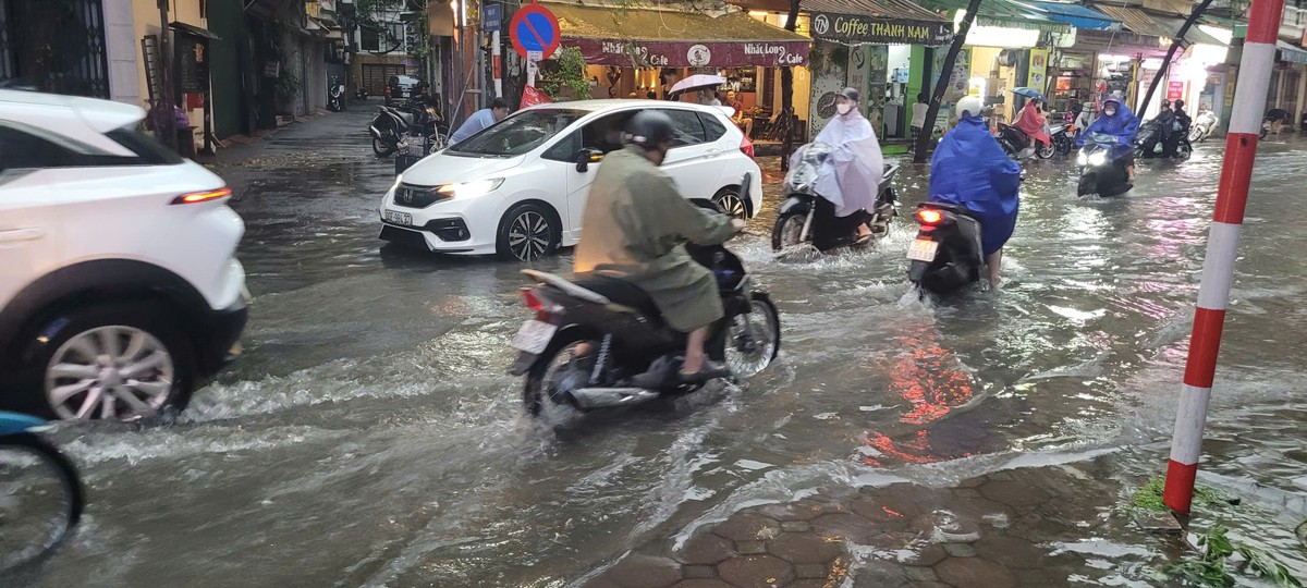 Mưa lớn bất ngờ trút xuống Hà Nội vào giờ tan tầm, nhiều khu vực ngập cục bộ- Ảnh 4.