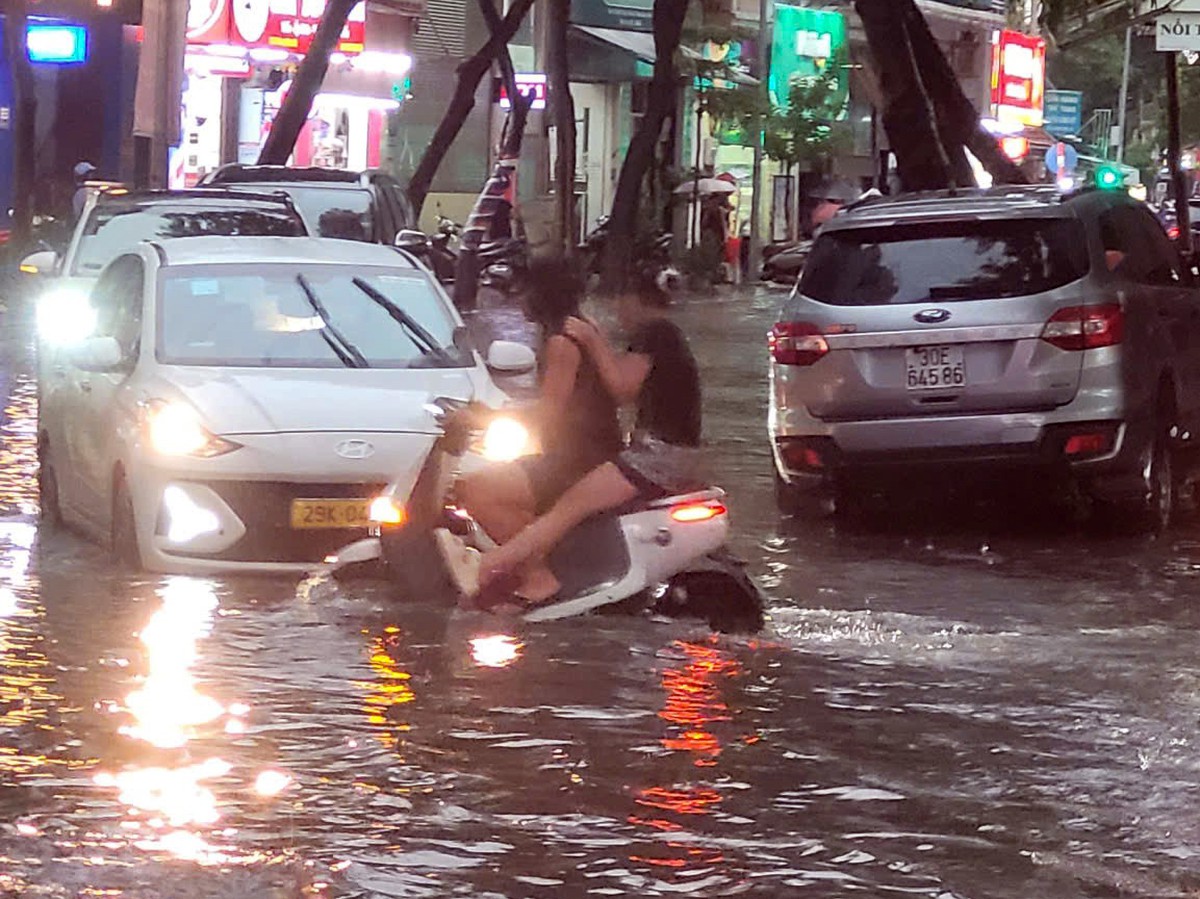 Mưa lớn bất ngờ trút xuống Hà Nội vào giờ tan tầm, nhiều khu vực ngập cục bộ- Ảnh 2.