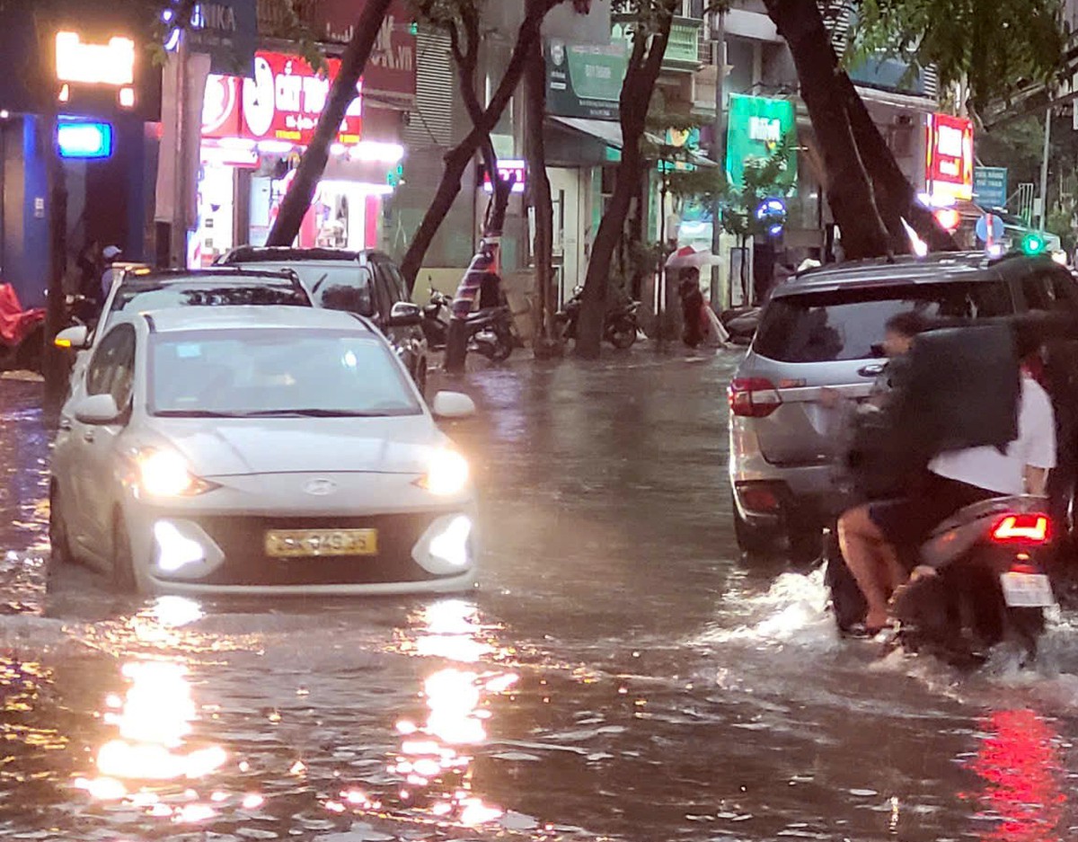 Mưa lớn bất ngờ trút xuống Hà Nội vào giờ tan tầm, nhiều khu vực ngập cục bộ- Ảnh 5.