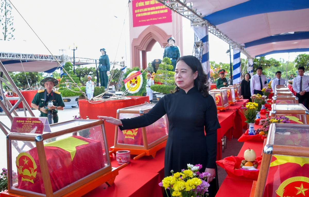Phó Chủ tịch nước Võ Thị Ánh Xuân dự lễ an táng 235 hài cốt liệt sĩ tại An Giang - Ảnh 1.
